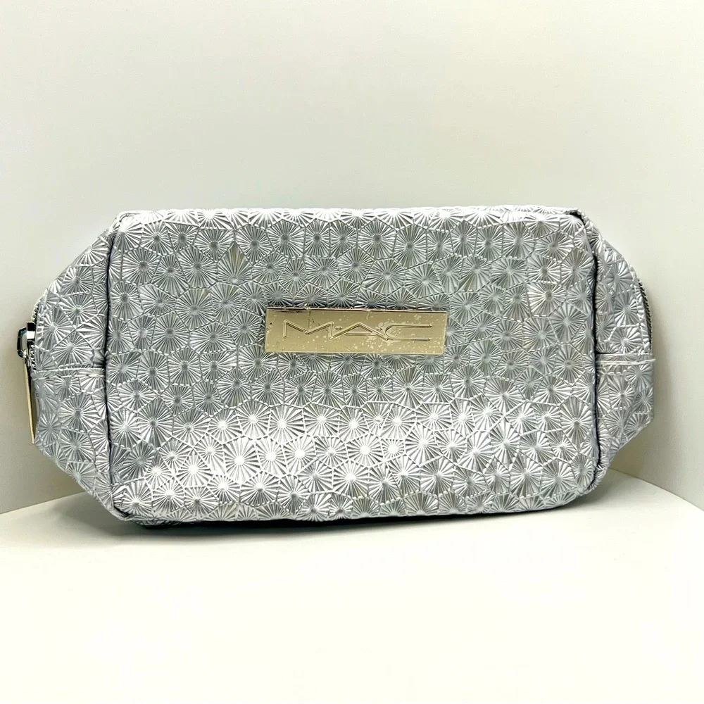🦋$8 ~MAC Cosmetics Silver Makeup Bag ~ NEW
